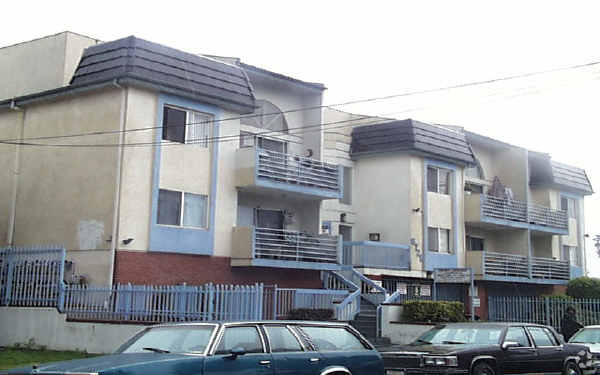 Foto del edificio - 8728 Tobias Ave
