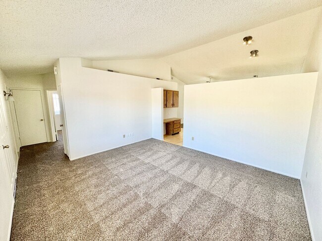 Foto del edificio - 2 Bedroom/2 Bath Home! Has Backyard, One Car Garage, NO HOA!