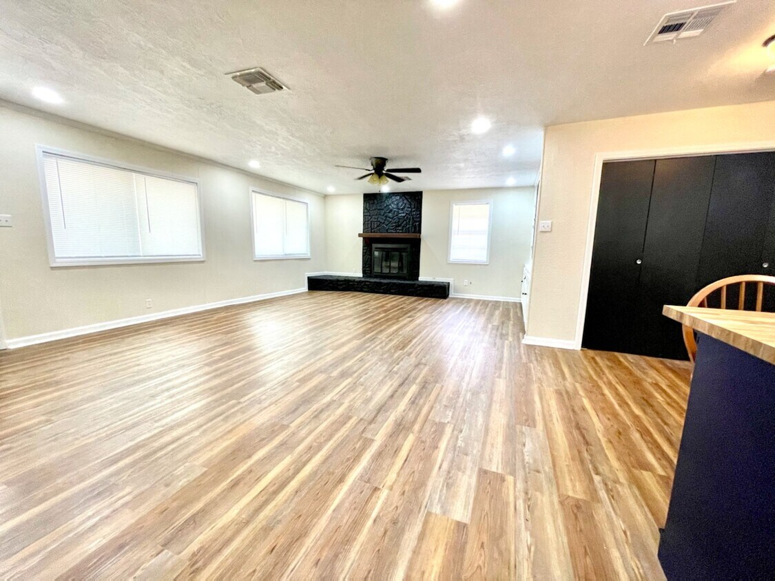Primary Photo - 1309 Sunset Dr
