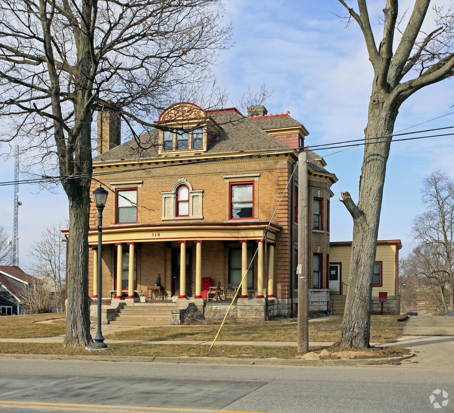 Building Photo - 318 Lincoln Way E