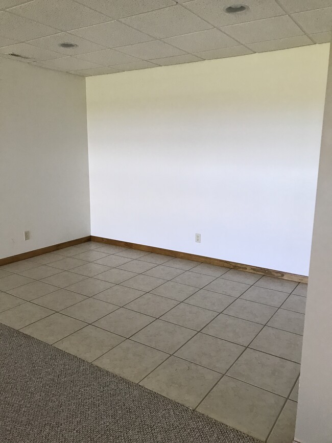 office space in livingroom - 5957 N 800 E