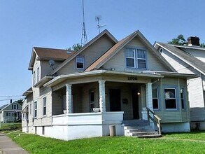 Building Photo - 2500 W Oak St