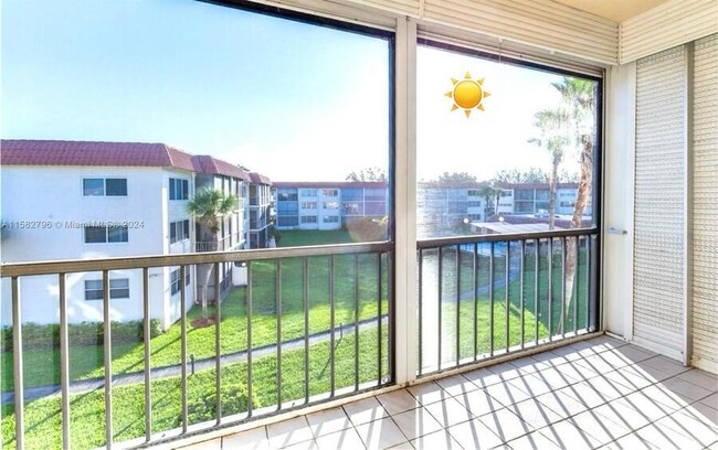 Foto del edificio - 9800 N Hollybrook Lake Dr