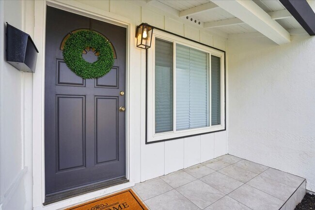 Foto del edificio - Concord Stunning! fully remodeled 3 bedroom 2 bathroom single family home w/ 2 car garage
