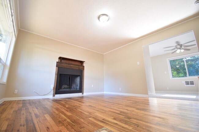 Foto del edificio - 3 Bedroom 1Bath House, Quiet neighborhood with park across the street