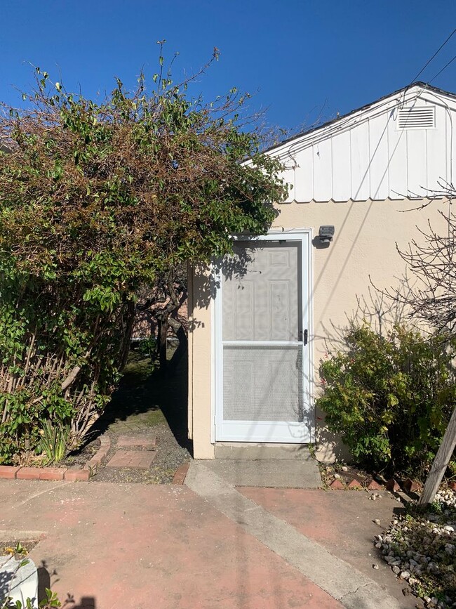 Building Photo - Wonderful Studio+ in El Cerrito