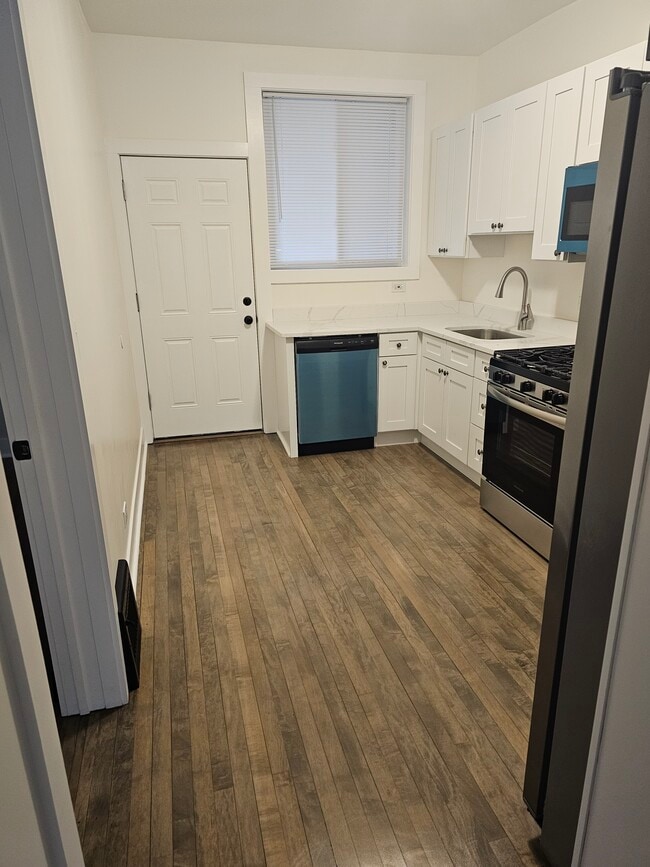 Kitchen - 3749 W Grace St