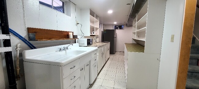 Building Photo - 557 Laker Wy