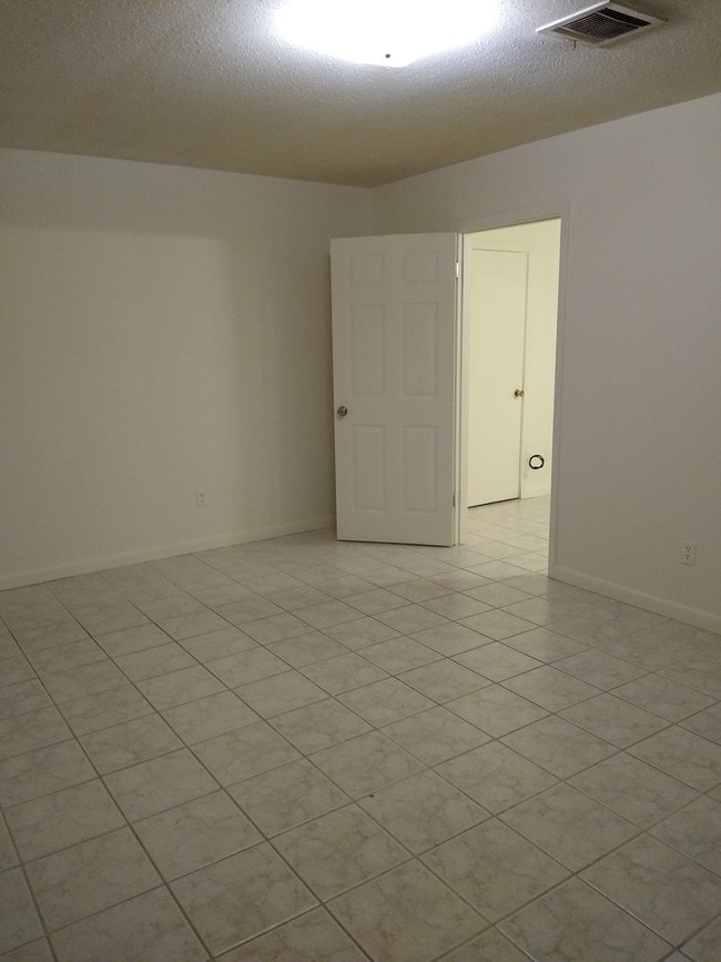 Living Room - 1404 Benton St