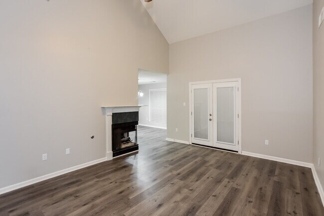 Building Photo - 5846 White Ridge Cir E