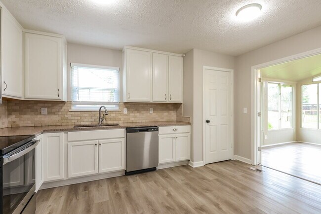Building Photo - 7352 Southern Lakes Dr