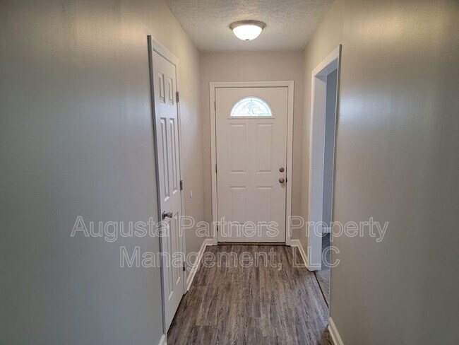 Foto del edificio - 142 Oakridge Dr