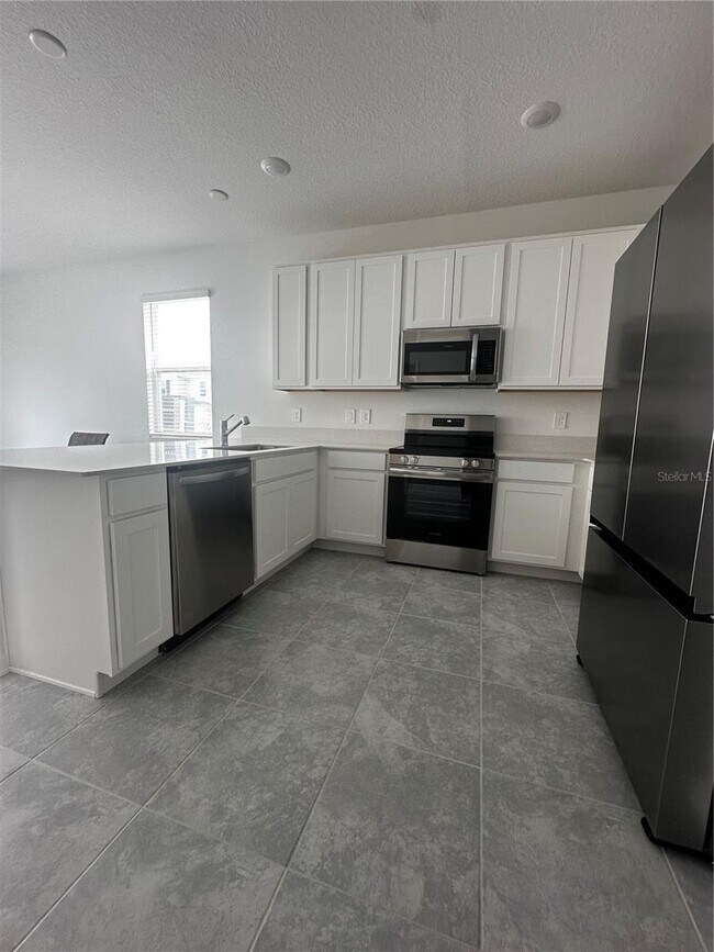 Building Photo - 3063 Chantilly Dr