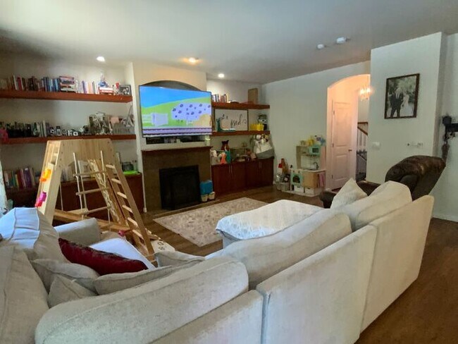 Foto del edificio - Puyallup Valley 4bdr 2.5bath w/ a POOL