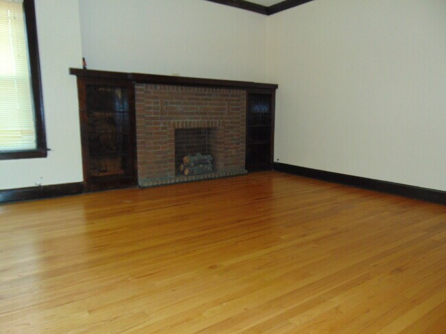 Building Photo - 10943 S Vernon Ave