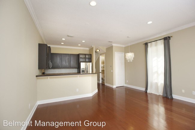 Building Photo - 2118 University Dr