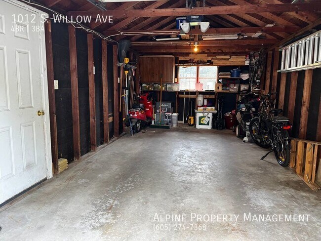 Building Photo - 4 Bed/3 Bath Single Family Home For Rent!