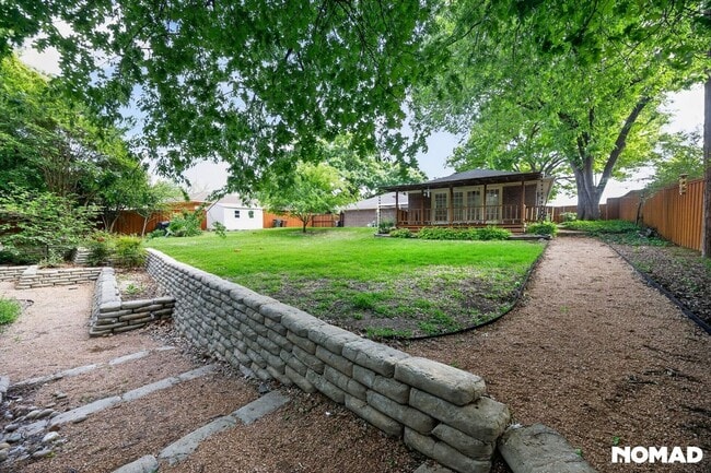 Building Photo - 2505 Briarwood Dr