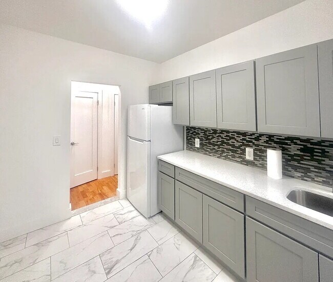 Foto del edificio - "Chic 1-Bed Oasis with Hardwood Floors in the Heart of NYC – 850 Sq. Ft. of Urban Elegance!"