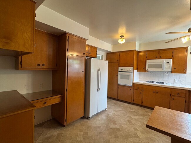 Building Photo - Beatiful Glendora Home in Desireable Area