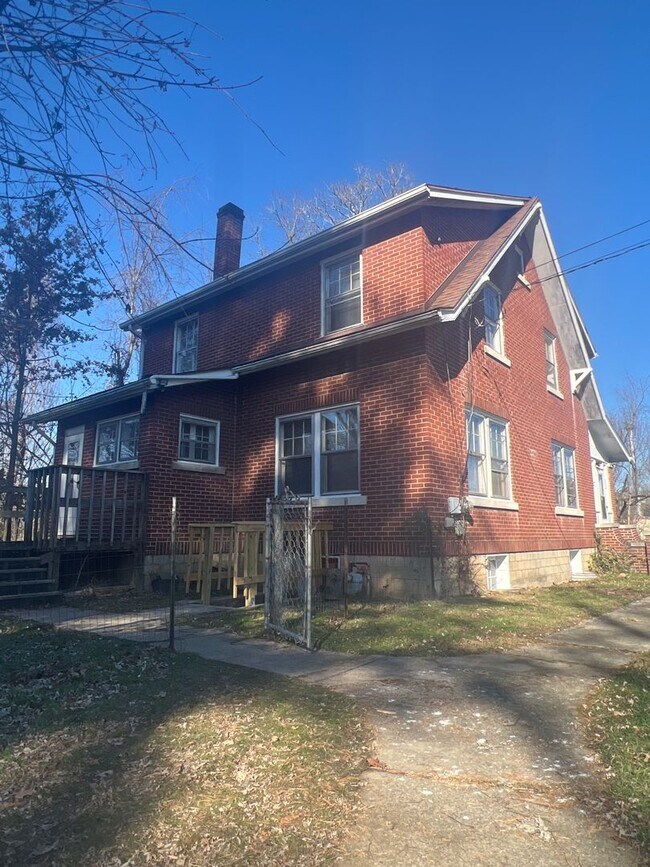 Building Photo - 3 bedroom home with LARGE Yard space - Available 8/05/2026