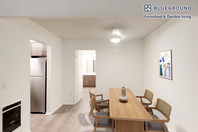 Foto del edificio - 6700 Warner Ave