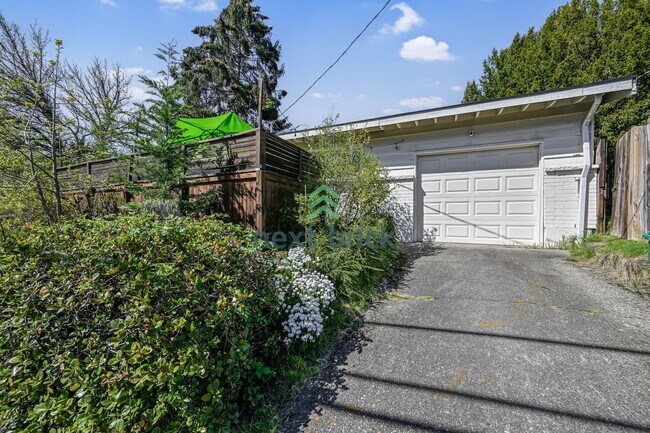 Building Photo - Updated 3 Bed, 1 Bath Rambler on Corner Lo...