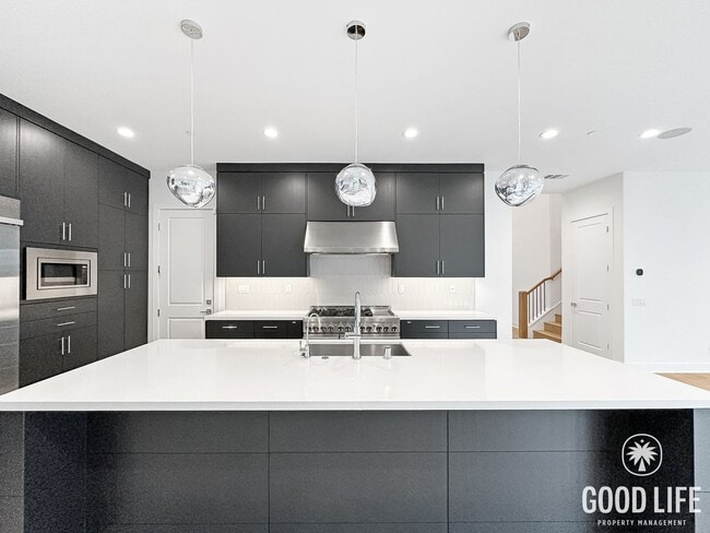 Building Photo - Luxury 5-Bedroom Home with Walk-In Closets, Modern Kitchen & Community Pool