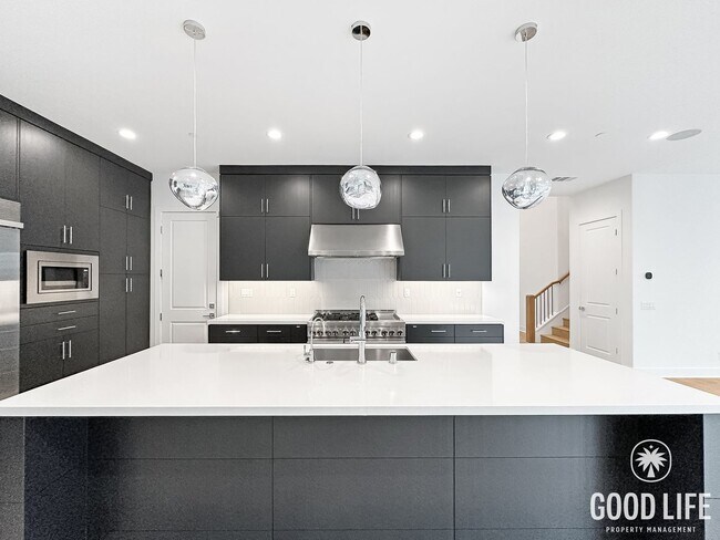 Foto del edificio - Luxury 5-Bedroom Home with Walk-In Closets, Modern Kitchen & Community Pool