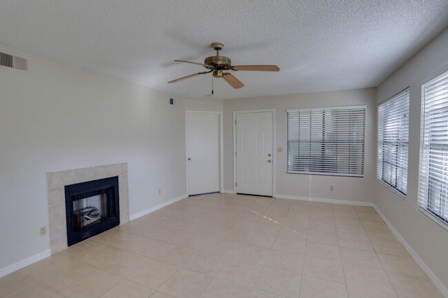 Building Photo - 385 Woodside Dr