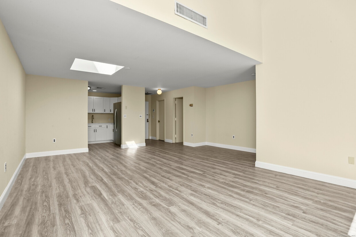 Primary Photo - 122 E Putnam Ave