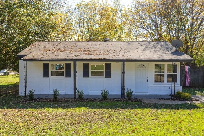 Foto del edificio - THREE BEDROOM/ONE BATH - CONVENIENT LOCATION!