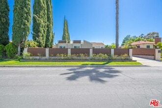 Building Photo - 15042 Valleyheart Dr
