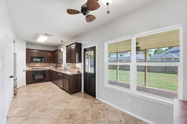 Foto del edificio - 6215 Lake Chase Ct