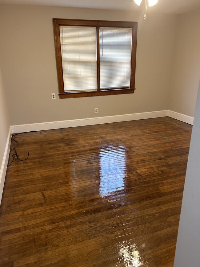 Building Photo - Newly renovated, big fenced yard and corne...