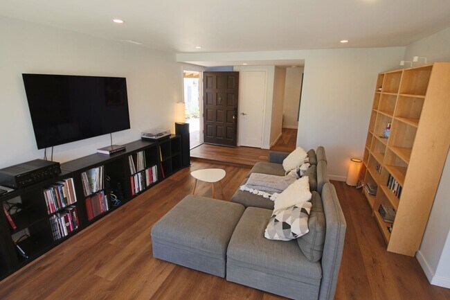 Foto del edificio - Furnished Recently Renovated Townhome