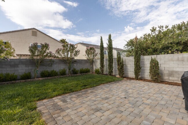 Building Photo - Very well mainted NW home with grass backyard