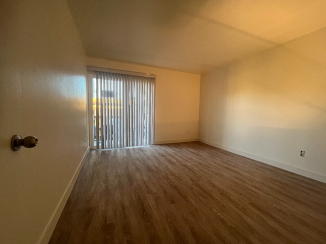 Building Photo - 407 Requeza St