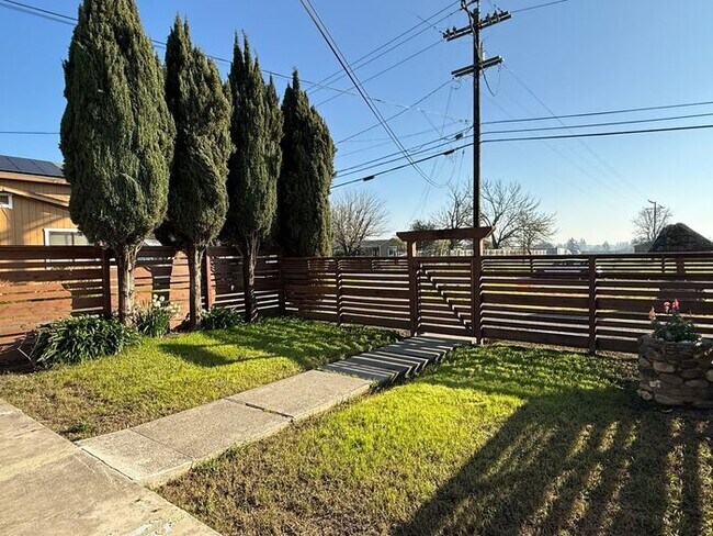 Foto del edificio - Very Rare 2 Bedroom House on a large lot with separate bonus unit!