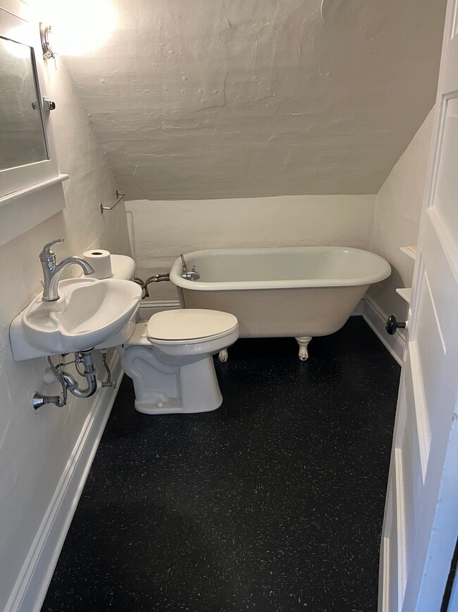 Building Photo - 1134 1/2 W Spencer St