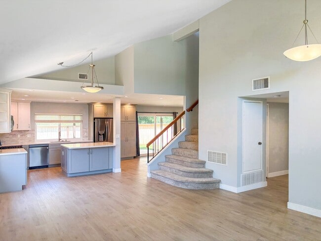 Building Photo - Beautifully updated 4-bed, 3-bath, two-sto...