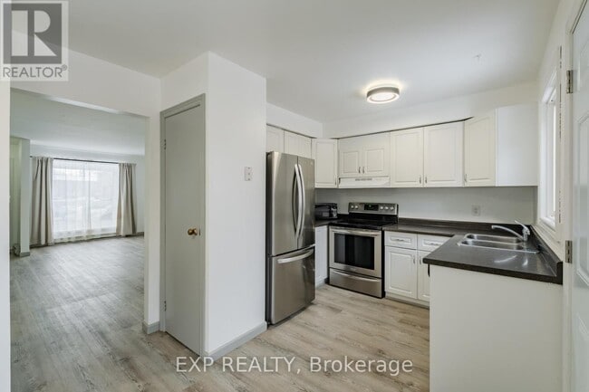 Building Photo - 392 Springbank Ave N