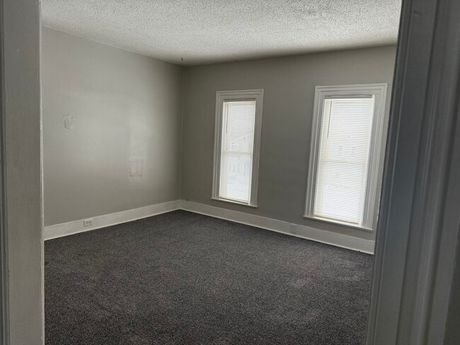 Building Photo - 2 Bed/1 Bath - Unit 516O