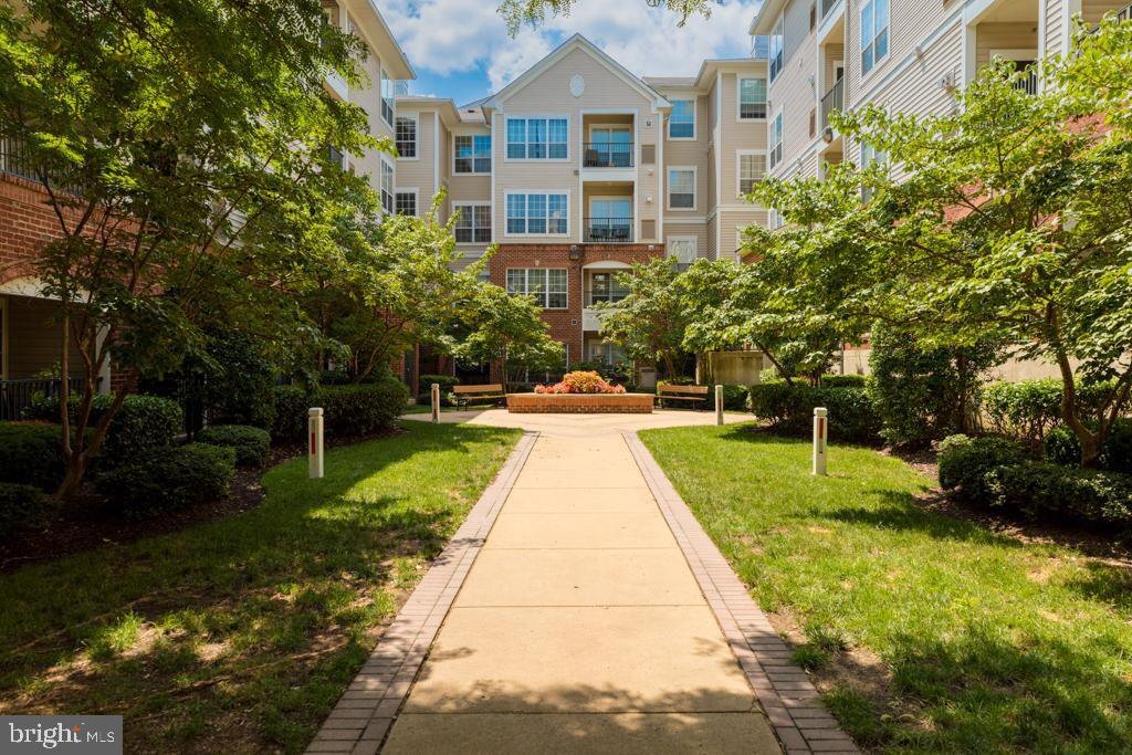 Foto principal - 4860 Eisenhower Ave