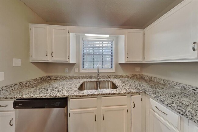 Building Photo - 140 Linda Ln