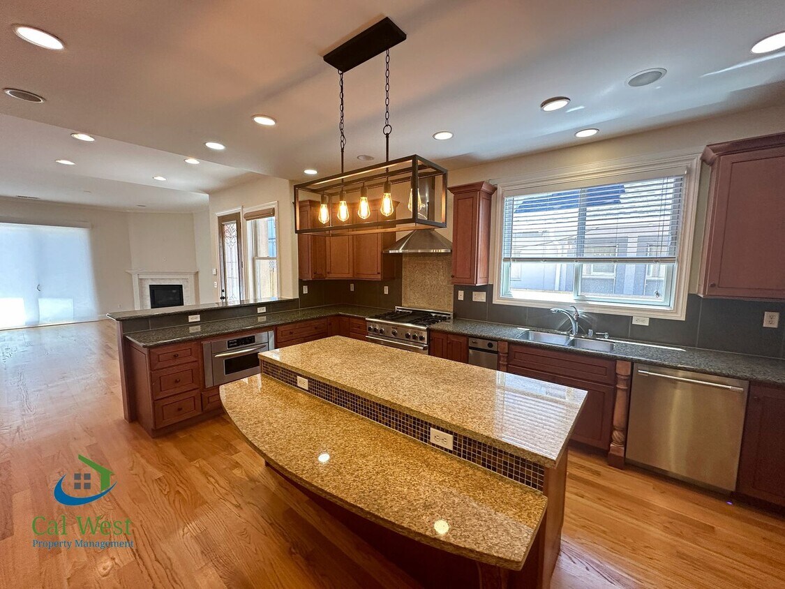Foto principal - $7995 - Executive 4 bed, 3 full bath, Palo...