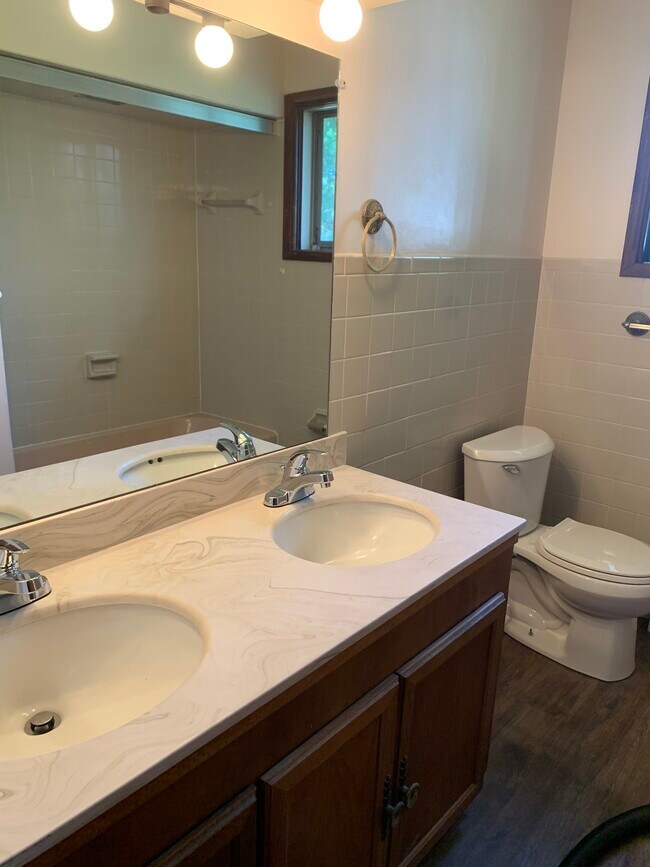 Building Photo - 6065 Fulton Dr NW