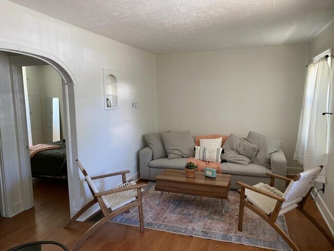Building Photo - 1315 Alturas