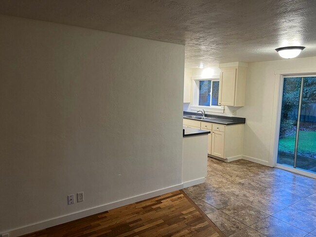 Building Photo - 2 Bedroom in N. Eugene