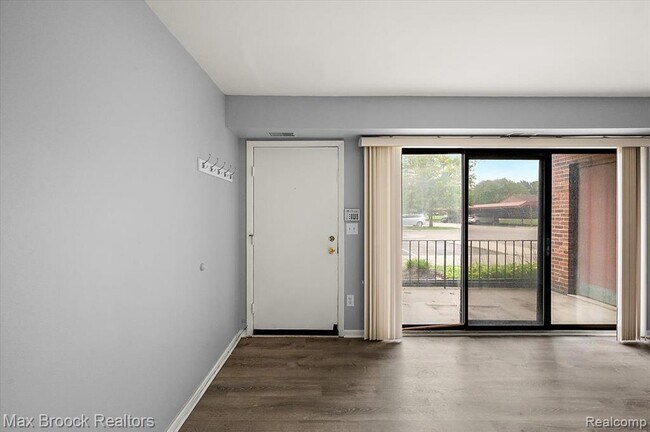 Foto del edificio - 23673 Village-House Dr S